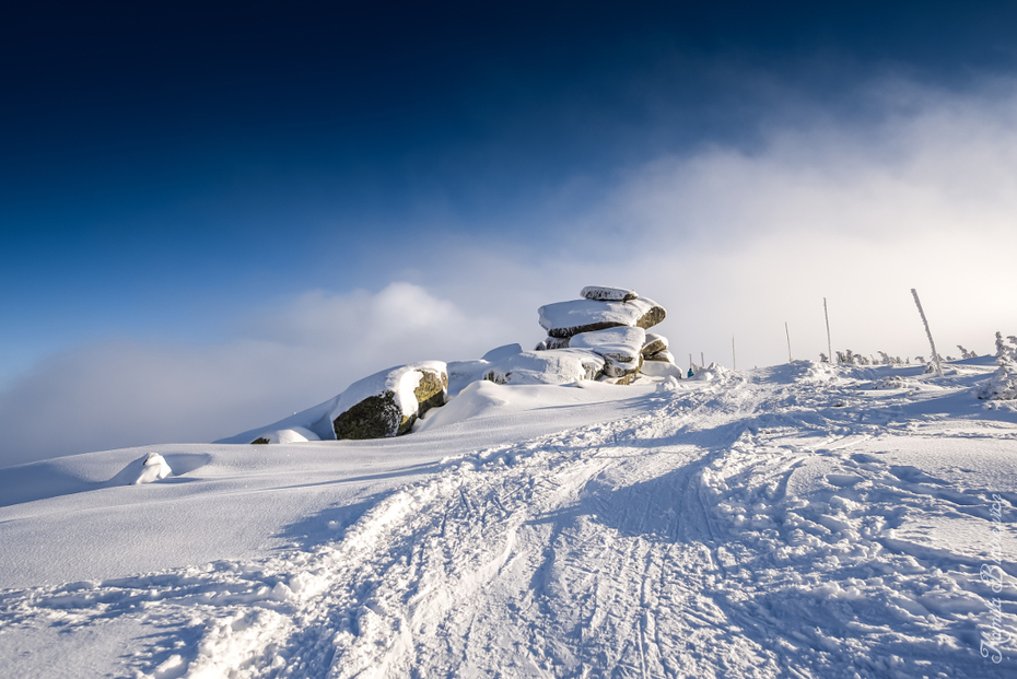  Szrenicy stronę Łabskiego Szczytu Karkonosze 0 nikon d750 Nikkor 20mm f/1.8 niebo górzyste formy terenu pasmo górskie śnieg zimowy piste Góra Chmura nunatak zamrażanie